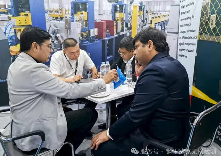 On-site-communication-between-Thai-pipe-and-wire-materials-and-customers-04.jpg